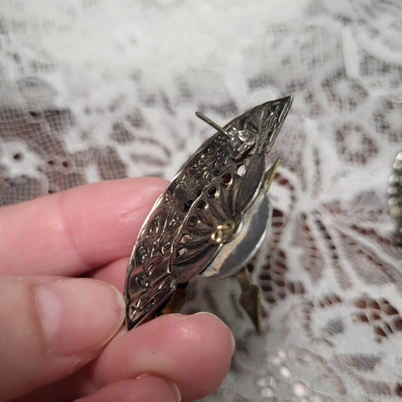 Vintage Steampunk Gear Earrings with Pearl Accents - Picture 4 of 6